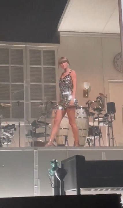 Taylor Swift joins The 1975 at concert as surprise performer in London | Metro News