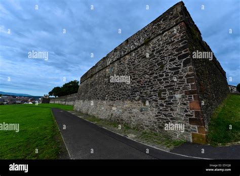 Exterior section of the 17th Century walls of Derry, Londonderry Stock ...