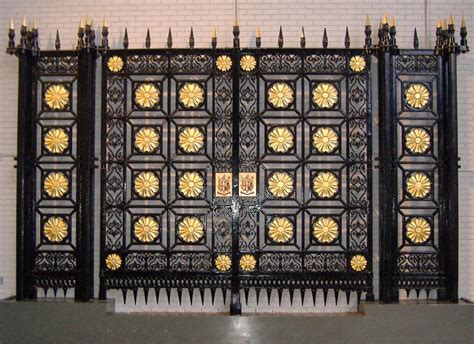 File:Euston Arch Gates.JPG - Wikipedia
