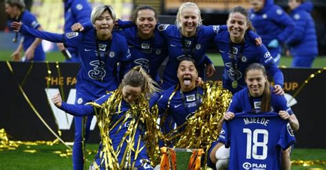 Chelsea-women-celebrate-League-Cup-2021 - Planet Football