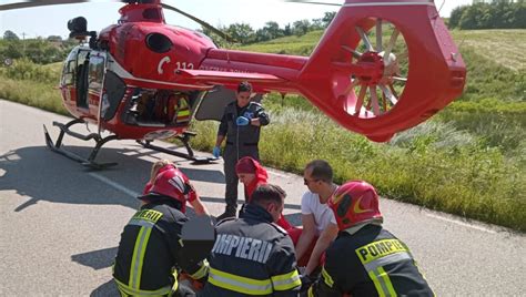 Două maşini s-au izbit frontal şi au zburat de pe carosabil, în Caraş-Severin. Şoferii şi doi ...