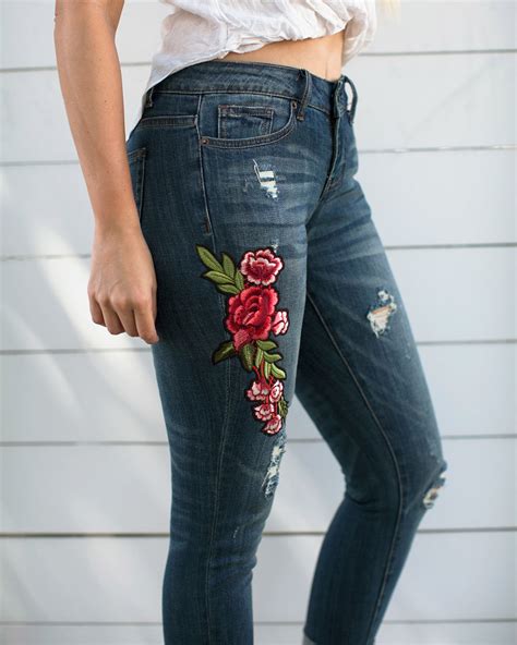 Capri Jeans with Embroidered Rose Accent – Niobe Clothing