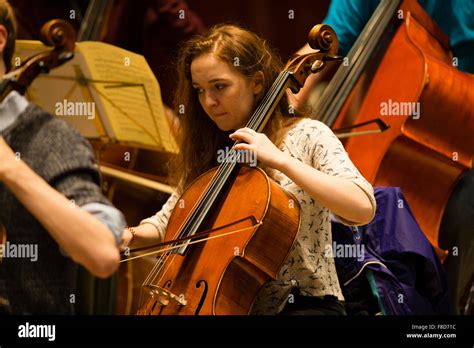 Cello player hi-res stock photography and images - Alamy