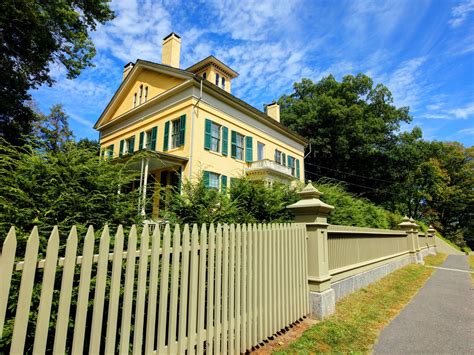 25 Inspiring Exterior House Paint Color Ideas: Yellow Exterior House Paint Colors