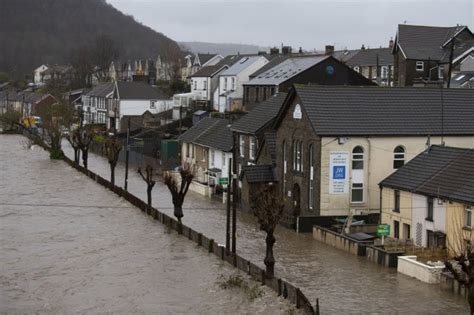 Postman handed daughters through window to escape flood during Storm Dennis | Metro News