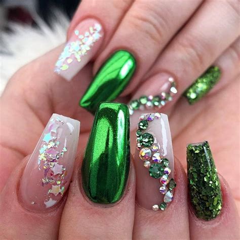 #Repost @tipsnflickss ・・・ Green chrome from my beautiful @glitterarty ...