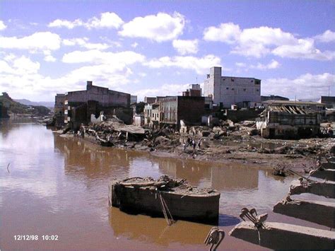 Hurricane Mitch (Damage of Tegucigalpa, Honduras) [814 x 611] : DestructionPorn