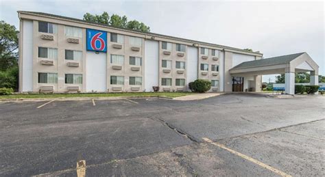 Motel 6-Lawrence, KS, Lawrence (KS) | Best Price Guarantee - Mobile ...