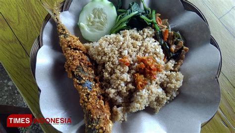 Nasi Tiwul Iwak Laut Mbok Nom, Kuliner Khas Pacitan Serba 10 Ribu ...