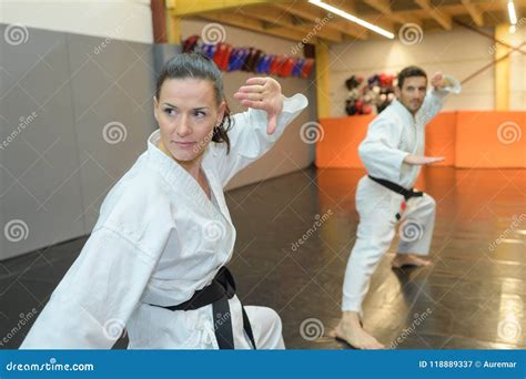 Junge Frau Und Mann Karateka Training Stockbild - Bild von männer, judo: 118889337