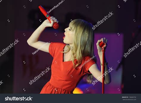 Taylor Swift Performs Turns On Christmas Stock Photo 118606732 ...