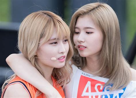 Sana and Momo of TWICE Are Unrecognizable in Their Graduation Photo...