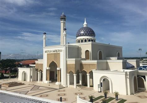 7 Marvelous Mosques To Visit In Brunei [Saifuddien, Bolkiah + Others] - TRVLGUIDES [Learn How To ...