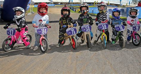 Mengapa Anda Harus Mengizinkan Anak Bermain Sepeda BMX?