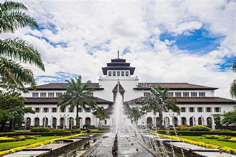 Mengenal Sejarah Gedung Sate Bandung