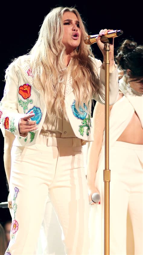 Kesha gives powerful Grammys performance [Video]