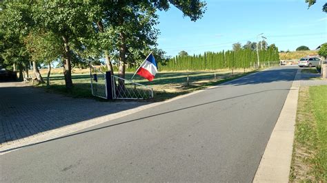 Dutch protesting farmer used a sideways French flag. : r/vexillology