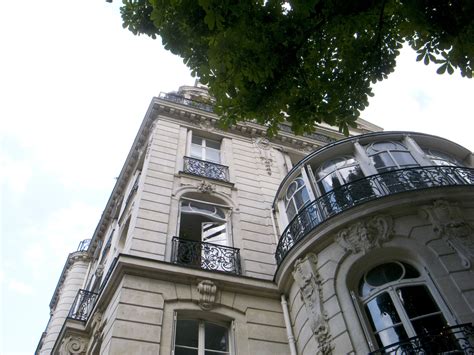 Avenue Montaigne, Paris. Photo Olivier Zahm - purple TRAVEL