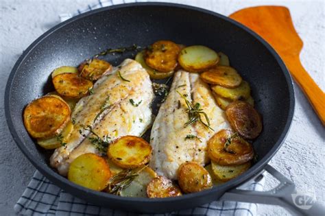 Pan-fried sea bream fillets and potatoes - Italian recipes by GialloZafferano