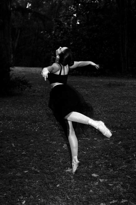 Fotos gratis : en blanco y negro, mujer, pierna, oscuridad, monocromo ...