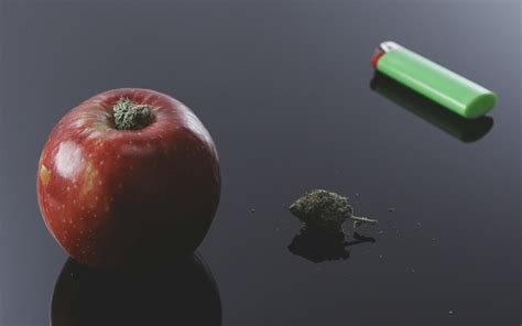 How to Make an Apple Pipe for Smoking Cannabis | Leafly