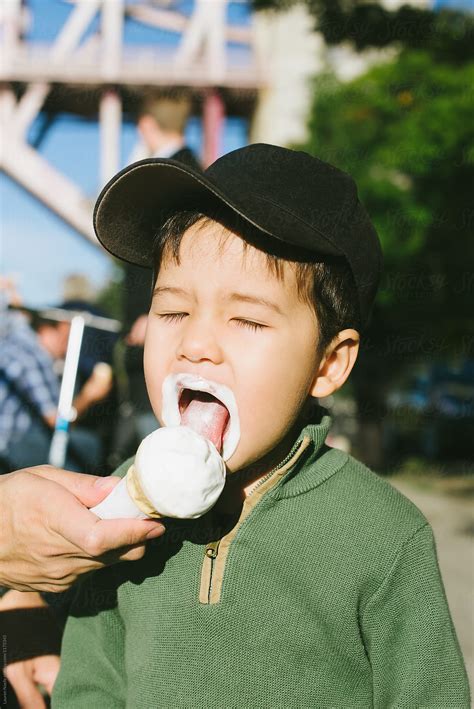 «Little Kid Eating Ice Cream Cone At The Park» del colaborador de Stocksy «Lauren Lee» - Stocksy