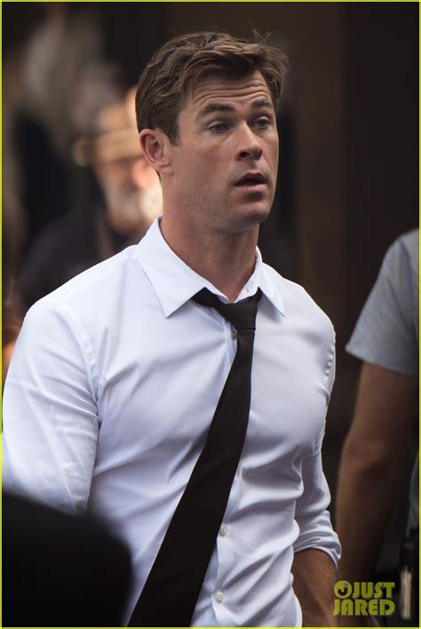 Chris Hemsworth Begins Filming 'Men in Black 4' - First Look Set Photos!: Photo 4111634 | Chris ...