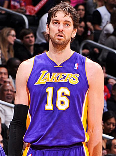 Lakers' Pau Gasol benched for Earl Clark by coach Mike D'Antoni ...