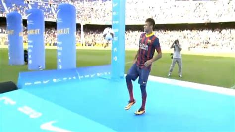 Neymar freestyle skills at Presentation at Barcelona 03.06.2013 - YouTube