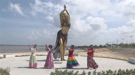 Huge Shakira statue unveiled in her hometown of Barranquilla - BBC News