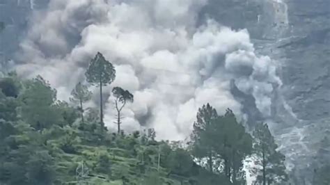 Video: Huge rockfall near Patalganga-Langsi tunnel blocks Badrinath national highway | India ...