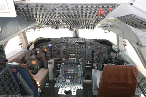 Boing 747-200 cockpit (9 pics)