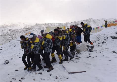 Nepal earthquake: Dramatic video of Mount Everest avalanche emerges