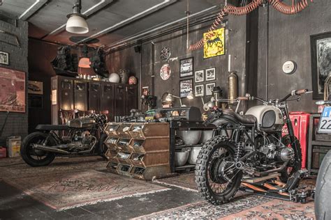 MOTORBIKES ON THE LIVING ROOM OR LIKE LIVING ROOM ON THE GARAGE ...