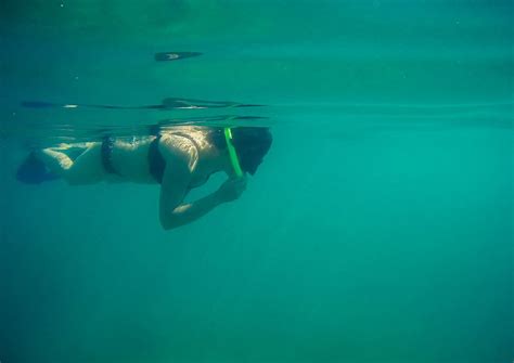 Girl diving underwater - Creative Commons Bilder