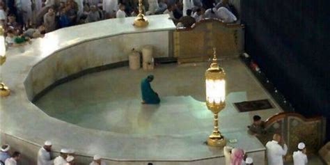 Masya Allah, Petugas Kebersihan Sholat di Hijr Ismail Seorang Diri