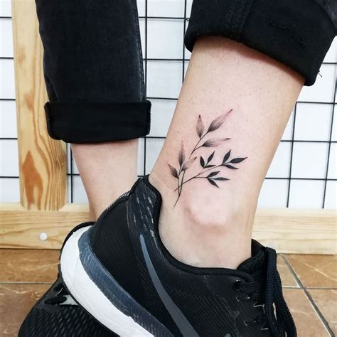 #smalltattoo #leavestattoo #tattooart #branchtattoo #botanicaltattoo Sweet Tattoos, Small ...