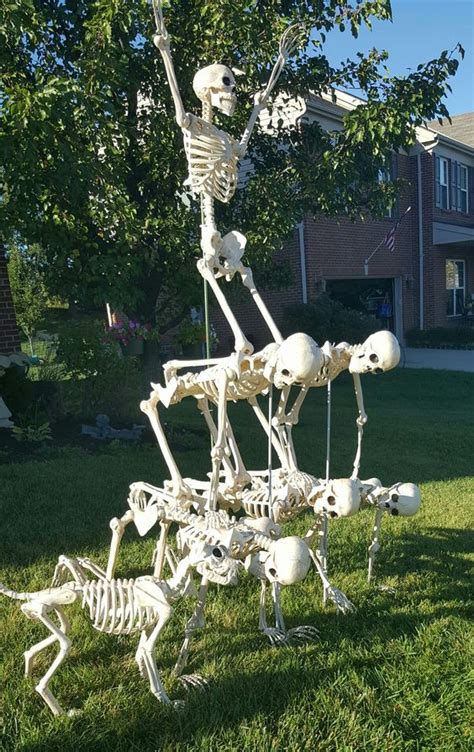 44 Hilarious Skeleton Halloween Decor Ideas - DigsDigs