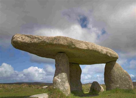 Monumentos megalíticos - menhir, dolmen y cromlech