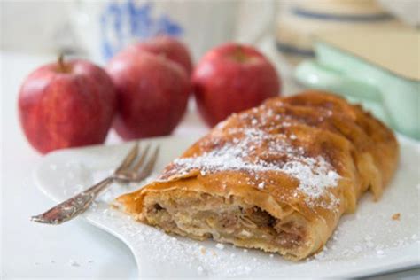 Österreichischer Apfelstrudel - Rezept | Rezept | Apfelstrudel rezept, Rezepte, Lebensmittel essen