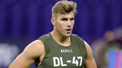 Packers draft pick Lukas Van Ness' dad raises eyebrows with butt slap ...