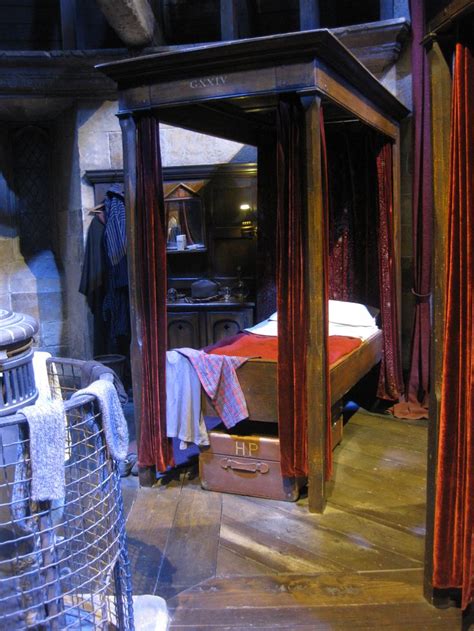 Harry Potter's bedroom at Hogwarts- Movie Tour England | Harry potter bedroom, Hogwarts bedroom ...