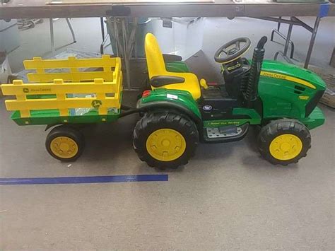 Battery Operated John Deere Tractor And Wagon - Trice Auctions