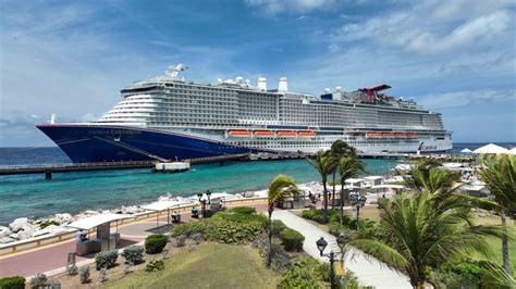 Two Carnival Ships Bring Over 11,000 Visitors to Curacao in One Day