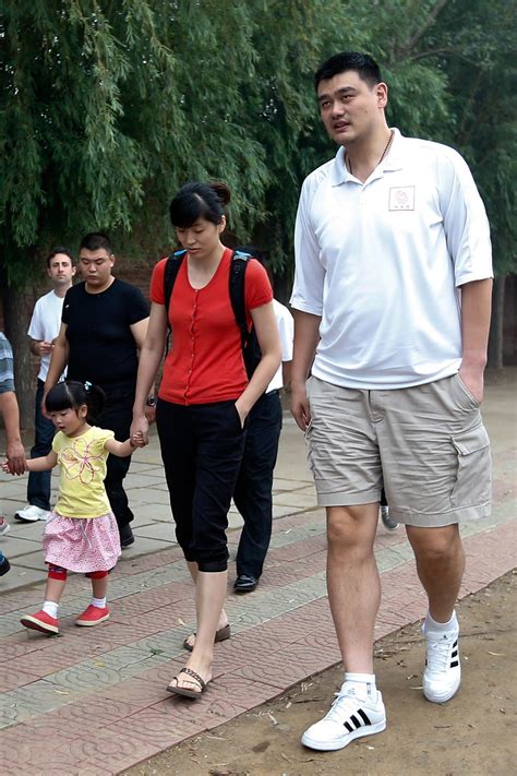 19 jaw-dropping photos of Yao Ming that put his size into proper perspective - Business Insider