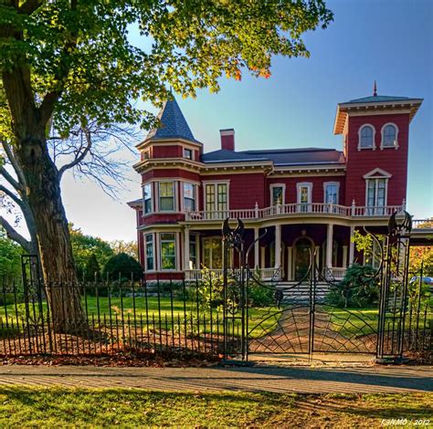 Photos of Author Stephen King's home in Bangor, Maine (USA) | Kings home, Maine, Bangor