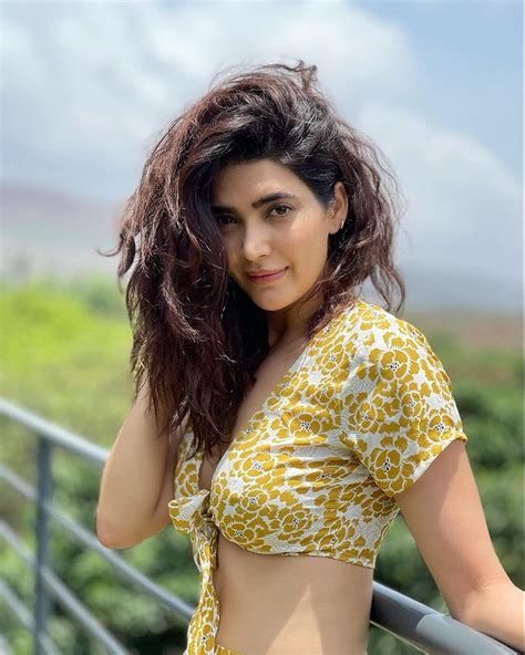 Karishma Tanna Flaunts Her Toned Abs In Sexy Outfits, See The Diva Slay It With Her Style - News18