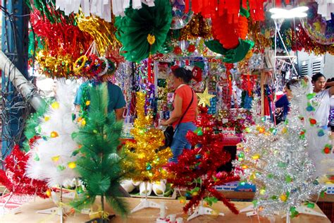 Vendor selling christmas decor | Photos | Philippine News Agency