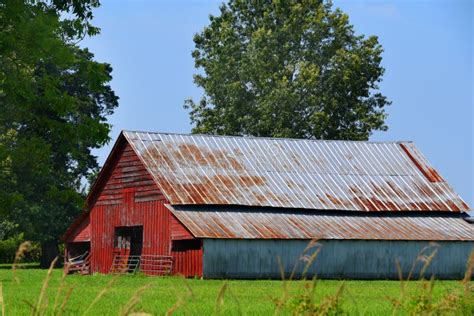 Red Wooden Barn with Tin Roof Stock Image - Image of barn, country: 210250739