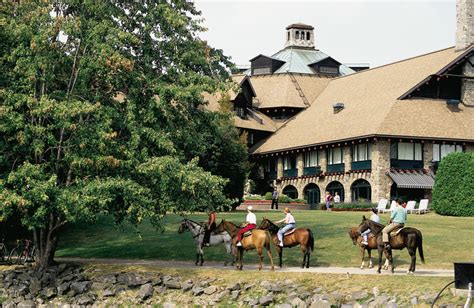 Fairmont Le Chateau Montebello (Montebello, Quebec) - Resort Reviews - ResortsandLodges.com